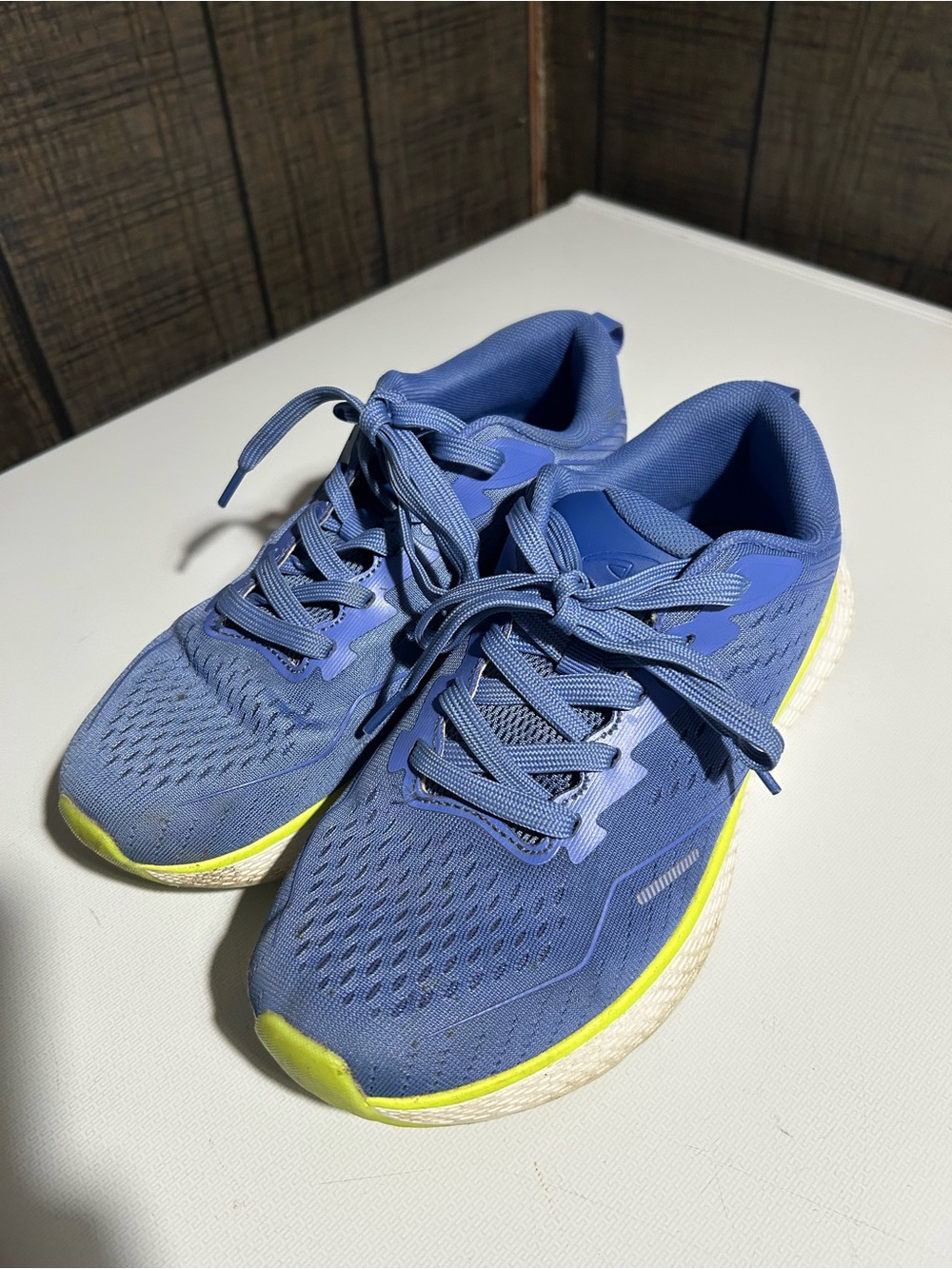 Women athletic Running Shoes in Blue with Yellow Trim size 7